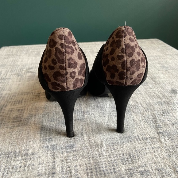 Size 7.5 Fergulicious Black pumps, faux suede - Picture 6 of 8